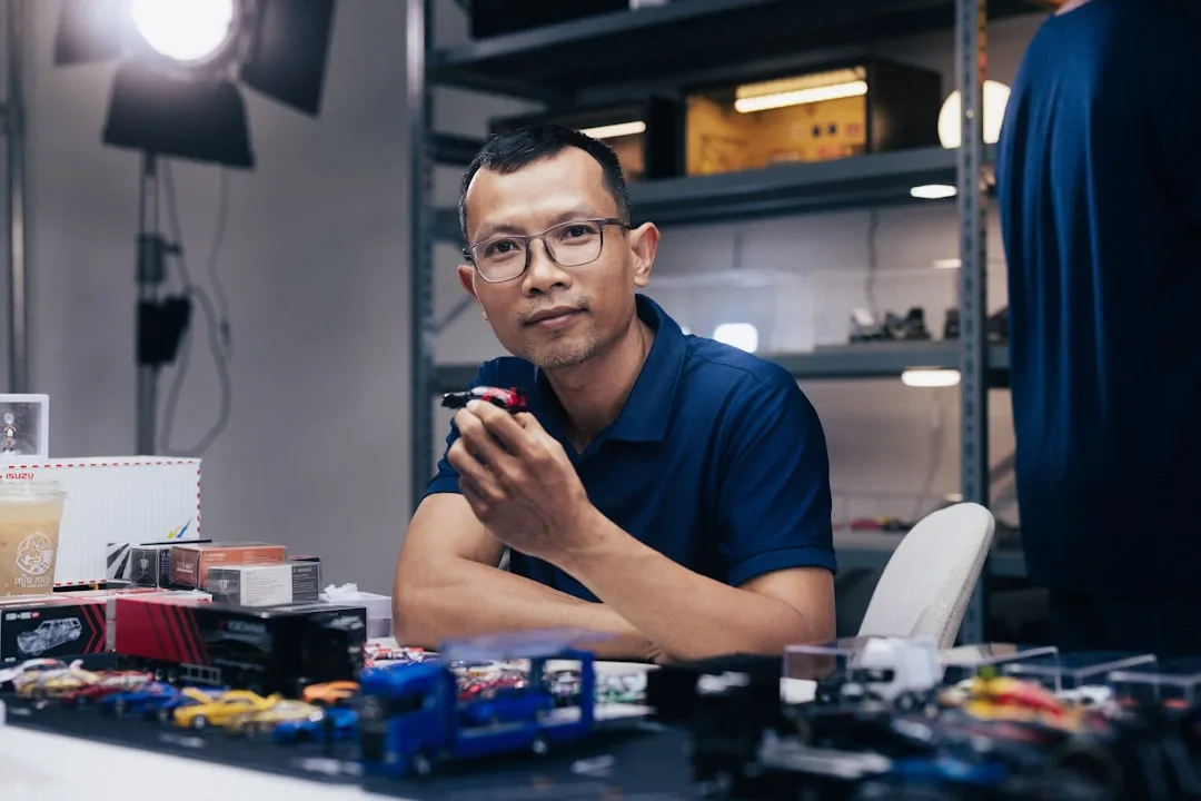 AGV搬运车与料箱机器人协同作业:提升工厂物料流转效率的实践